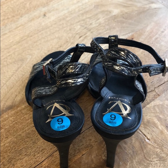 EUC - VC Signature by Vince Camuto back and gold metallic t-strap heel Sz 6 - Picture 3 of 8